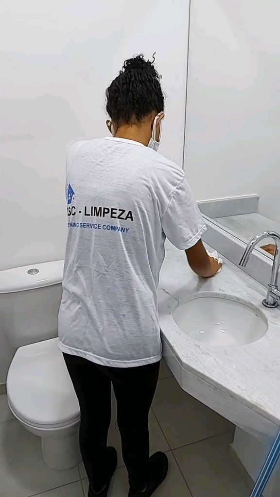 Equipe da CSC Limpeza em serviço de limpeza corporativa